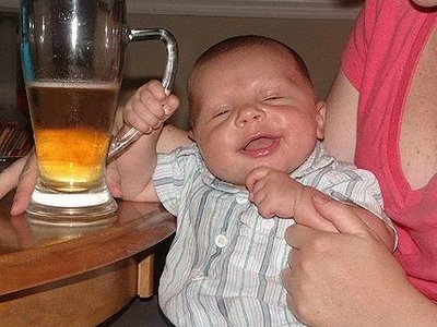 Bebê com copo de cerveja na mão