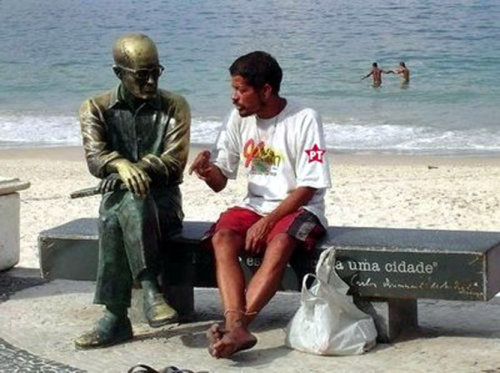 Bêbado conversando com estátua