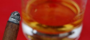 Um charuto e um copo de whisky