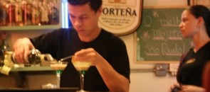 Garçom servindo o drink Lamborghini