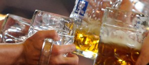 Pessoas brindando na Oktoberfest