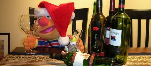 Boneco com gorro de natal e vinhos