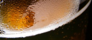 Macro num copo de cerveja