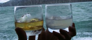 Brinde com whisky no gelo
