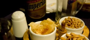Garrafa de cerveja e petiscos