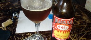 Garrafa e copo da cerveja Diabólica