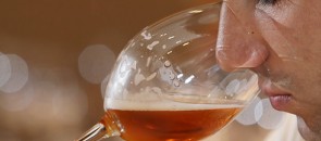 Homem degustando uma taça de cerveja
