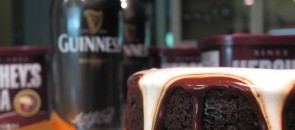 Bolo de chocolate com uma Guinness