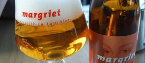 Copo e garrafa da cerveja Margriet