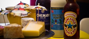 Queijos e três cerveja sobre a mesa