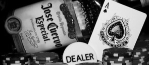 Garrafa de Tequila e baralhos de poker