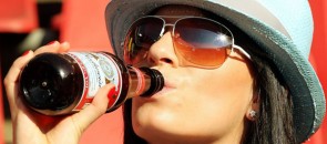 Argentina bebendo cerveja Budweiser