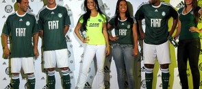 Jogadores apresentando o novo uniforme do Palmeiras