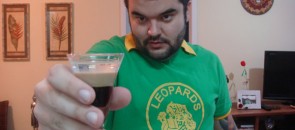 Barmaniac oferecendo o drink b52