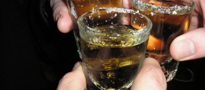 Galera brindando com tequila
