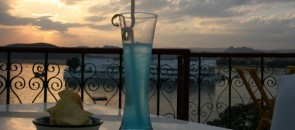 Drink lagoa azul numa taça estilosa