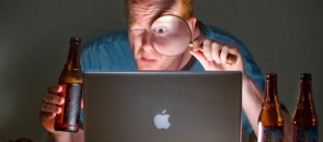 macbook-cerveja-rapaz-com-lente