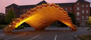 Pavilhão feito com engradados de cerveja