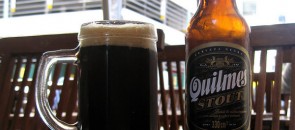 Garrafa e caneca da Quilmes Stout