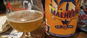 Garrafa e copo da cerveja Malheur 10