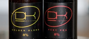 Garrafas da cerveja Koninck Gusto 1833 Blond