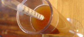 Hidrômetro num copo de cerveja