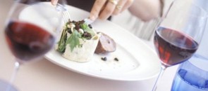 Taças de vinho tinto com peixe