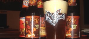 Garrafas e copo da cerveja Flying Dog Double Dog