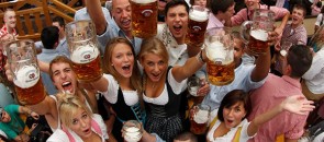 Homens e mulheres brindando na Oktoberfest 2010