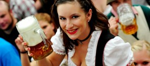 Mulher oferecendo caneca na Oktoberfest