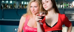 Mulheres brindando com vinho
