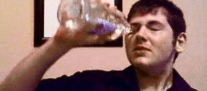 Homem fazendo Vodka Eyeballing
