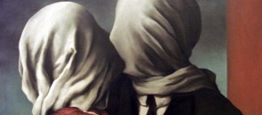 Amantes se beijando com pano na cabeça