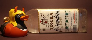 Boneca loira com chifres e uma garrafa de tequila