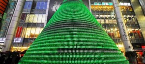 Árvore de natal com garrafas de heineken cheias