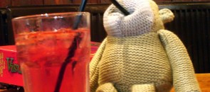 Boneco bebendo o drink Long Island Ice Tea
