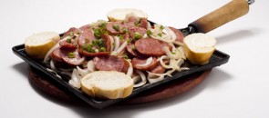 Porção de calabresa acebolada
