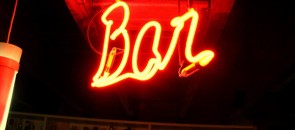 Neon escrito Bar