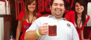 Diabinhas e homem bebendo cerveja