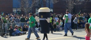 Homem fantasiado de Pint de Guinness