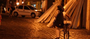 Pessoa indo embora levando a bicicleta