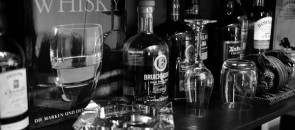 Copos de whisky na frente do livro