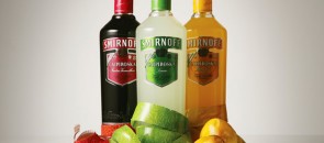 Garrafas da caipiroskas descascadas da Smirnoff