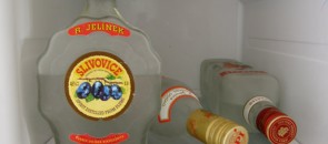 Garrafas de vodka no congelador