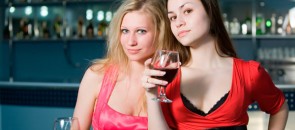 Mulheres lindas bebendo vinho