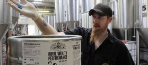 Funcionário produzindo a cerveja Brewdog de viagra