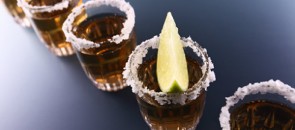 Vários shots de tequila