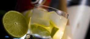 Caipirinha e garrafa de 51