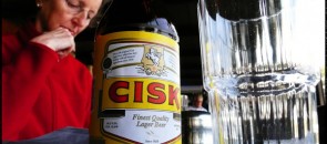 Mulher respondendo pesquisa e bebendo cerveja