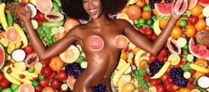 Mulata deitada em um monte de frutas